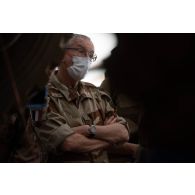 Portrait du délégué général pour l'armement Joël Barre à l'atelier de maintenance des véhicules blindés multi-rôles (VBMR) Griffon à Gao, au Mali.