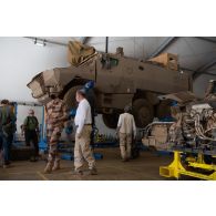 Présentation des ateliers de maintenance du véhicule blindé multi-rôles (VBMR) Griffon à la délégation du programme Scorpion à Gao, au Mali.