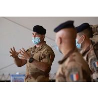 Un officier présente les ateliers de maintenance du véhicule blindé multi-rôles (VBMR) Griffon à la délégation du programme Scorpion à Gao, au Mali.