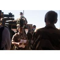 Un officier présente la patrouille de recherche et d'action dans la profondeur (PRAP) du commando Falco à la délégation du programme Scoprion à Gao, au Mali.