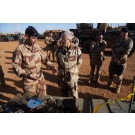 Présentation de l'atelier de protection des véhicules au délégué général de l'armement Joël Barre à Gao, au Mali.