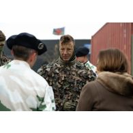 La ministre des Armées Florence Parly échange avec un tireur d'élite du 7e bataillon de chasseurs alpins (BCA) à Tapa, en Estonie.