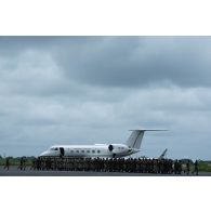 Des soldats gabonais courent autour de la base aérienne de Libreville, au Gabon.