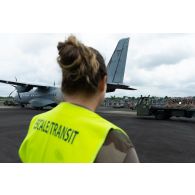 Chargement de fret à bord d'un avion Casa Cn-235 espagnol à l'aéroport de Libreville, au Gabon.