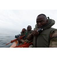 Des soldats congolais sécurisent une plage de la Pointe Denis à bord d'une barque au centre d'aguerrissement Outre-Mer et étranger (CAOME) de Libreville, au Gabon.