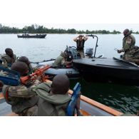 Des soldats congolais interceptent un zodiac au large de la Pointe Denis à bord d'une barque au centre d'aguerrissement Outre-Mer et étranger (CAOME) de Libreville, au Gabon.