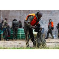 Des soldats rangent leur kayak au terme d'un exercice au centre d'aguerrissement Outre-Mer et étranger (CAOME) de Libreville, au Gabon.