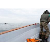 Des soldats congolais poursuivent un zodiac à bord d'une barque au centre d'aguerrissement Outre-Mer et étranger (CAOME) de Libreville, au Gabon.