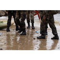 Des soldats congolais sortent leur kayak de l'eau au terme d'un exercice au centre d'aguerrissement Outre-Mer et étranger (CAOME) de Libreville, au Gabon.