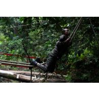 Un soldat congolais franchit un obstacle en forêt à Libreville, au Gabon.