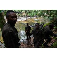 Des soldats congolais franchissent un obstacle en forêt à Libreville, au Gabon.