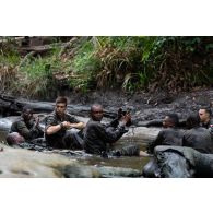 Un insturcteur du 6e bataillon d'infanterie de marine (BIMa) encadre des soldats congolais pour un exercice en forêt à Libreville, au Gabon.