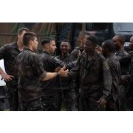 Des instructeurs du 6e bataillon d'infanterie de marine (BIMa) félicitent des soldats congolais au terme d'un exercice en forêt à Libreville, au Gabon.