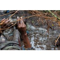 Des soldats congolais franchissent un obstacle en forêt à Libreville, au Gabon.