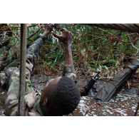 Des soldats congolais franchissent un obstacle en forêt à Libreville, au Gabon.