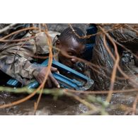 Un soldat congolais franchit un obstacle en forêt à Libreville, au Gabon.