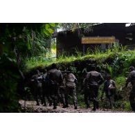 Des soldats congolais évacuent leur camarade blessé pour un exercice en forêt à Libreville, au Gabon.