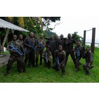 Portrait de groupe de soldats congolais au terme d'un exercice en forêt à Libreville, au Gabon.