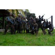 Portrait de groupe de soldats congolais au terme d'un exercice en forêt à Libreville, au Gabon.