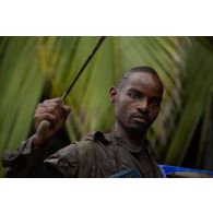 Portrait d'un soldat congolais au terme d'un exercice en forêt à Libreville, au Gabon.