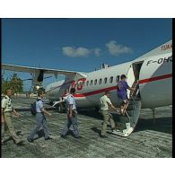 Installations du détachement du 5e régiment étranger d'infanterie (5e RE) sur l'atoll de Moruroa (Mururoa) et départ du général de division Michel Boileau à l'aéroport de Tahiti Faa'a.