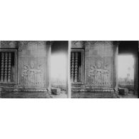 [Angkor Vat, vers 1900-1910. Bas-relief à l'intérieur de la porte principale ornée d'apsaras, divinités féminines.]