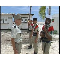 Visite par le général de division Michel Boileau, adjoint de la Direction des centres d'expérimentations nucléaires (DIRCEN) à Moruroa (Mururoa), du chantier de construction d'une piste d'aviation par la Légion étrangère, sur l'atoll de Hikueru.