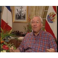 Interview du président du gouvernement de la Polynésie française Gaston Flosse et prises de vues de l'île de Moorea et de la baie de Cook.