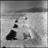 Bombes pour l'aviation de chasse entreposées dans des alvéoles sur le terrain d'aviation du camp de Diên Biên Phu.