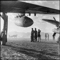 Des mécaniciens du groupe de chasse 1/22 Saintonge observent quelques-uns des neuf Bearcat décoller pour une mission de bombardement sur la route provinciale 41.