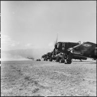 Alignement d'avions de chasse Bearcat F8F du groupe de chasse 1/22 Saintonge sur le terrain d'aviation de Diên Biên Phu.