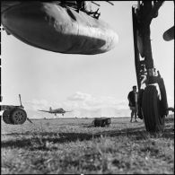 Atterrissage d'un avion C-47Dakota sur le terrain d'aviation de Diên Biên Phu.