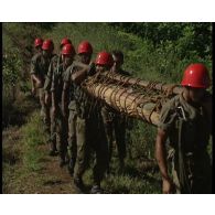 Entraînement de la 2e section d'appelés polynésiens du régiment d'infanterie de marine du Pacifique-Polynésie (RIMaP-P) au centre d'instruction de montagne (CIM) de Papeete.