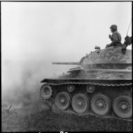 Le char de commandement du 3e escadron de marche du 1er régiment de chasseurs à cheval (RCC) en action au cours d'une offensive contre des positions de l'Armée populaire vietnamienne à Diên Biên Phu.