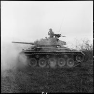 Le char de commandement du 3e escadron de marche du 1er régiment de chasseurs à cheval (RCC) en action au cours d'une offensive contre des positions de l'Armée populaire vietnamienne à Diên Biên Phu.