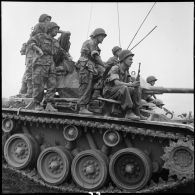 Progression du char de commandement du 3e escadron de marche du 1er régiment de chasseurs à cheval (RCC) au cours d'une offensive contre des positions de l'Armée populaire vietnamienne à Diên Biên Phu.