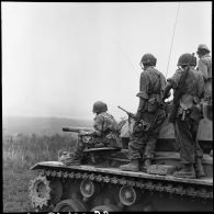 Progression du char de commandement du 3e escadron de marche du 1er régiment de chasseurs à cheval (RCC) au cours d'une offensive contre des positions de l'Armée populaire vietnamienne à Diên Biên Phu.