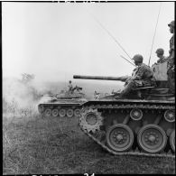 Chars M24 Chaffee du 3e escadron de marche du 1er régiment de chasseurs à cheval (RCC) en action au cours d'une offensive contre des positions de l'Armée populaire vietnamienne à Diên Biên Phu.