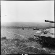 Patrouille de l'infanterie avec l'appui de blindés du 3e régiment de marche du 1er régiment de chasseurs à cheval (RCC) au cours d'une offensive contre des positions de l'Armée populaire vietnamienne à Diên Biên Phu.