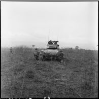 Patrouille de l'infanterie avec l'appui de blindés du 3e régiment de marche du 1er régiment de chasseurs à cheval (RCC) au cours d'une offensive contre des positions de l'Armée populaire vietnamienne à Diên Biên Phu.