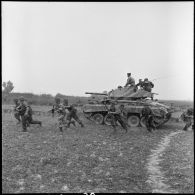 Assaut de fantassins appuyés par des chars M24 Chaffee du 3e escadron de marche du 1er régiment de chasseurs à cheval (RCC) au cours d'une offensive contre des positions de l'Armée populaire vietnamienne à Diên Biên Phu.