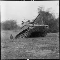 Progression d'un char M24 Chaffee de l'escadron de marche du 1er régiment de chasseurs à cheval (RCC) au cours d'une offensive menée avec l'infanterie contre des positions de l'Armée populaire vietnamienne à Diên Biên Phu.