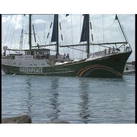 Arrivée du Rainbow Warrior II dans le port de Papeete.