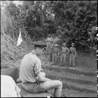 Arrivée d'un chaland de débarquement à l'embarcadère de Viet Tri dans le cadre de la libération de prisonniers des troupes de l'Union française par le Vietminh.