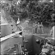 Arrivée d'un chaland de débarquement à l'embarcadère de Viet Tri dans le cadre de la libération de prisonniers des troupes de l'Union française par le Vietminh.