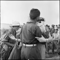 Arrivée à Hanoï de prisonniers de guerre de l'Union française libérés par l'Armée populaire vietnamienne.