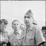 Le général de Castries arrive au beaching des Quatres colonnes après sa libération d'un camp de prisonnier vietminh.