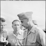 Le général de Castries arrive au beaching des Quatres colonnes après sa libération d'un camp de prisonnier vietminh.