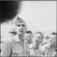 Le général de Castries arrive au beaching des Quatres colonnes après sa libération d'un camp de prisonnier vietminh.