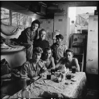 Prisonniers des forces de l'Union française libérés à bord d'un bâtiment qui les ramène vers Hanoï.